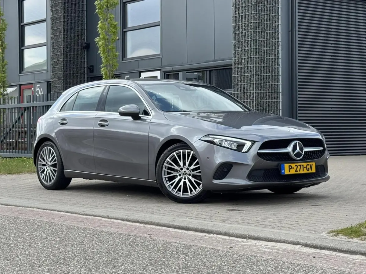 180 Premium Plus|Ambient Lights|CarPlay|Widescreen