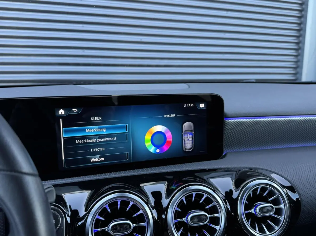 180 Premium Plus|Ambient Lights|CarPlay|Widescreen