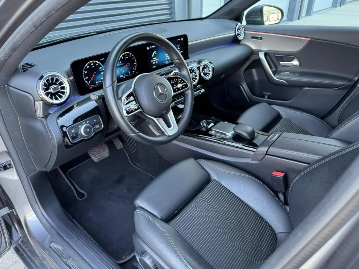 180 Premium Plus|Ambient Lights|CarPlay|Widescreen