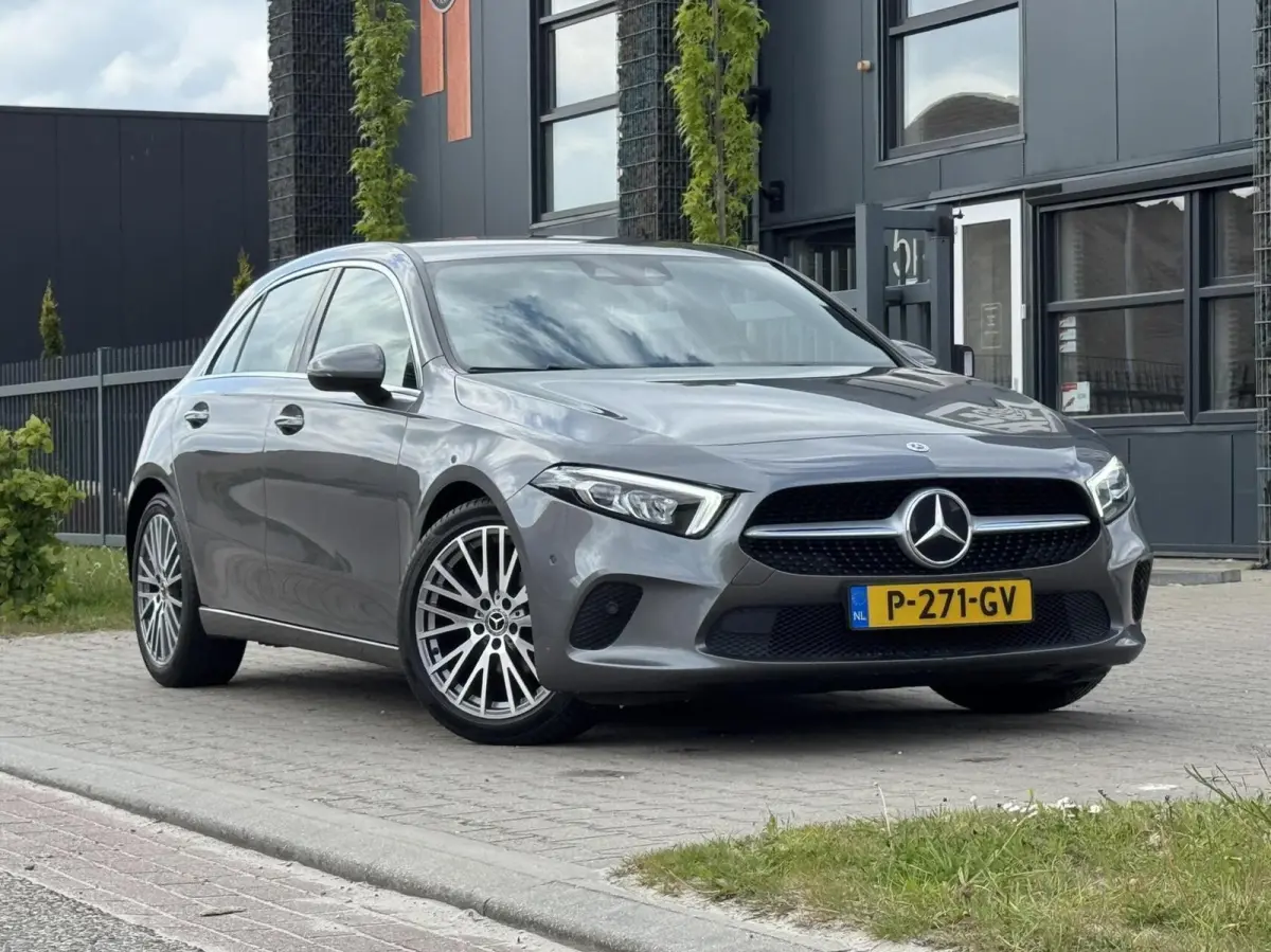 180 Premium Plus|Ambient Lights|CarPlay|Widescreen