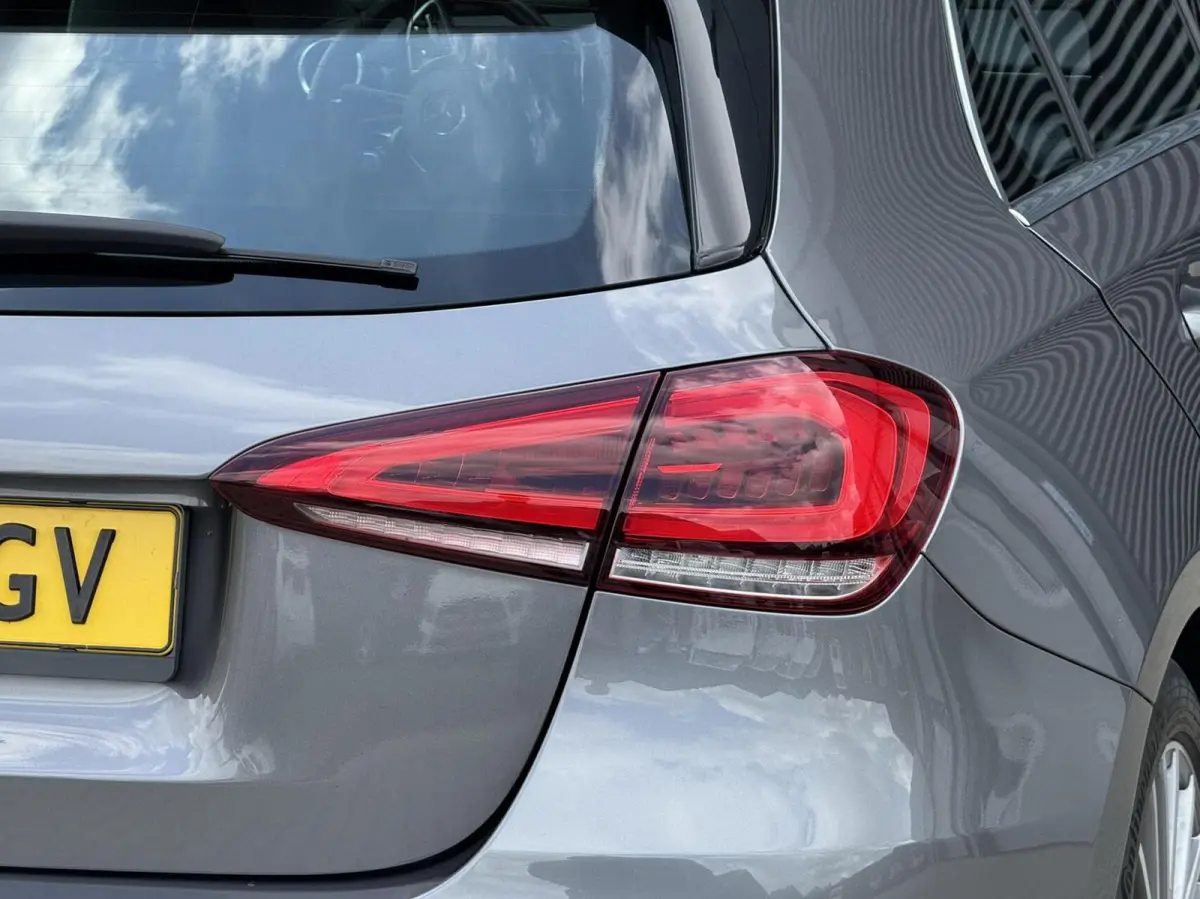 180 Premium Plus|Ambient Lights|CarPlay|Widescreen