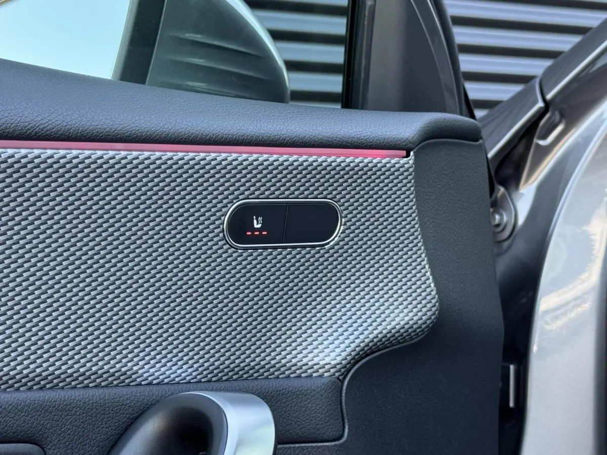 180 Premium Plus|Ambient Lights|CarPlay|Widescreen