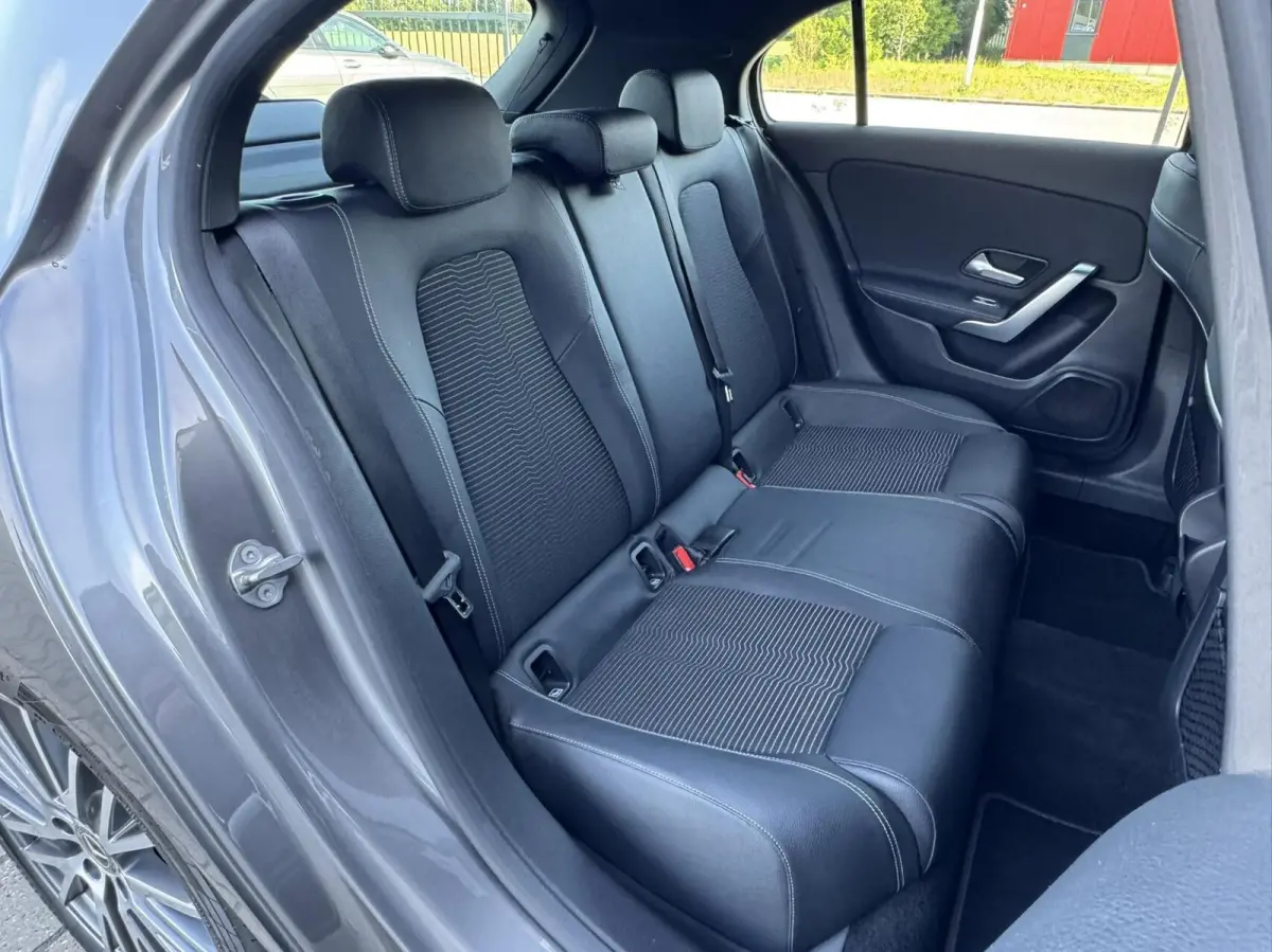180 Premium Plus|Ambient Lights|CarPlay|Widescreen