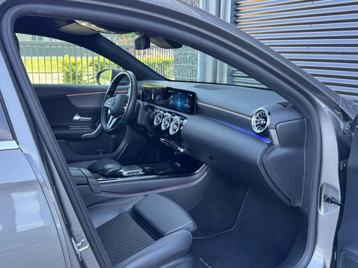 180 Premium Plus|Ambient Lights|CarPlay|Widescreen