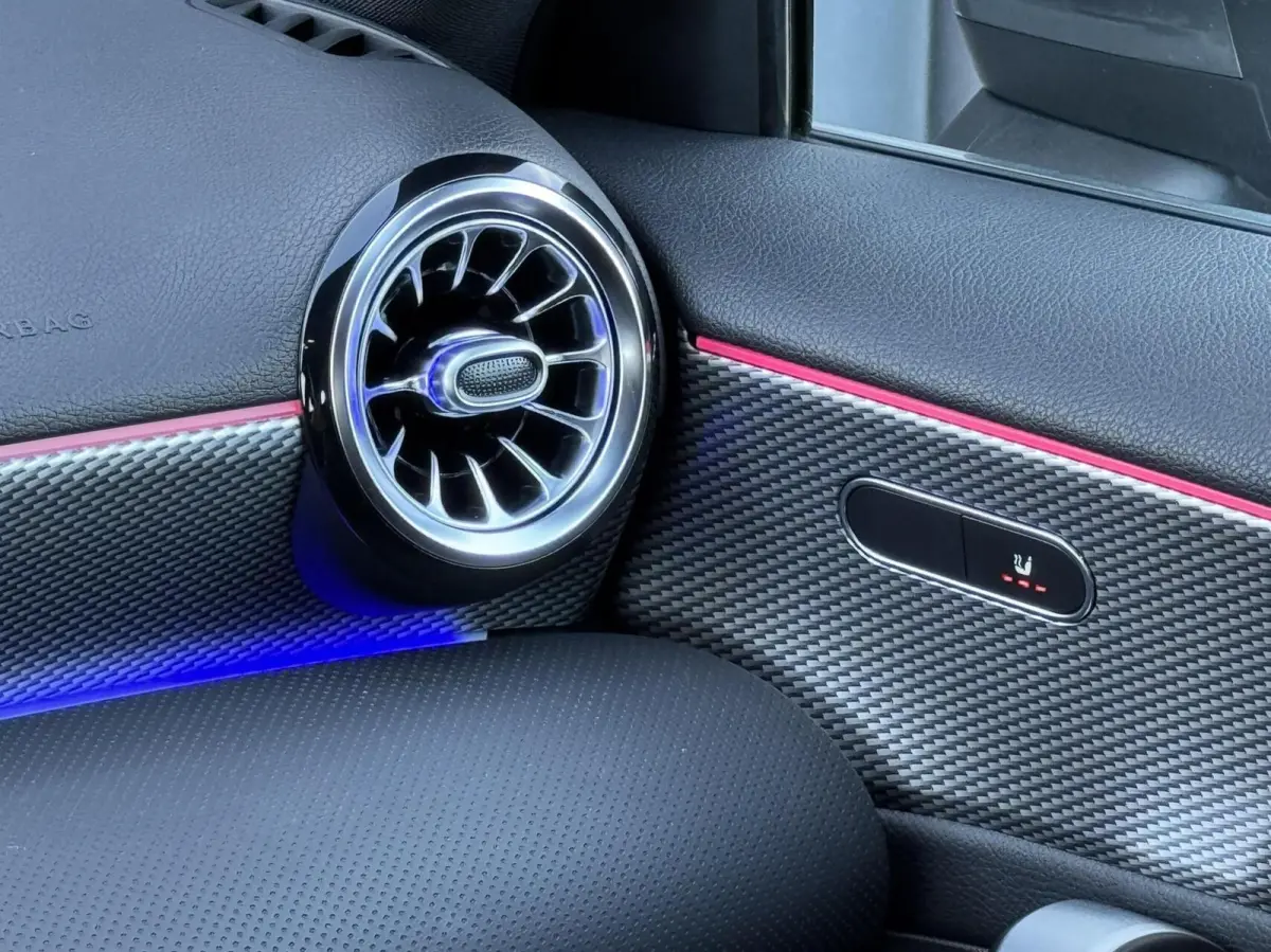 180 Premium Plus|Ambient Lights|CarPlay|Widescreen