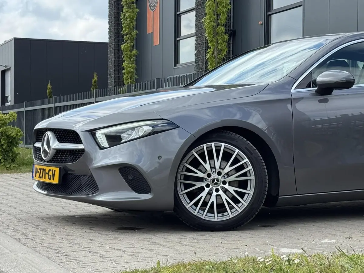 180 Premium Plus|Ambient Lights|CarPlay|Widescreen