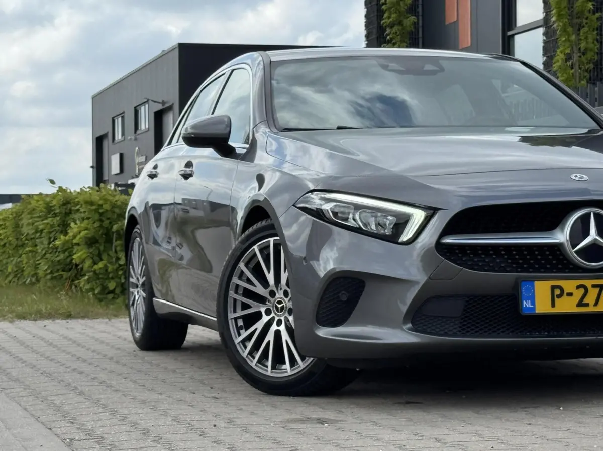 180 Premium Plus|Ambient Lights|CarPlay|Widescreen