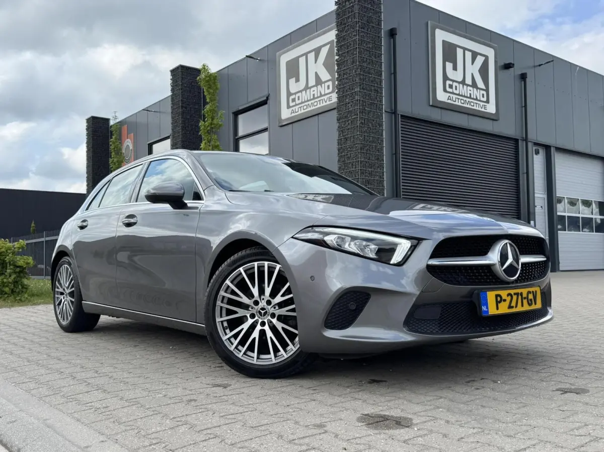 180 Premium Plus|Ambient Lights|CarPlay|Widescreen