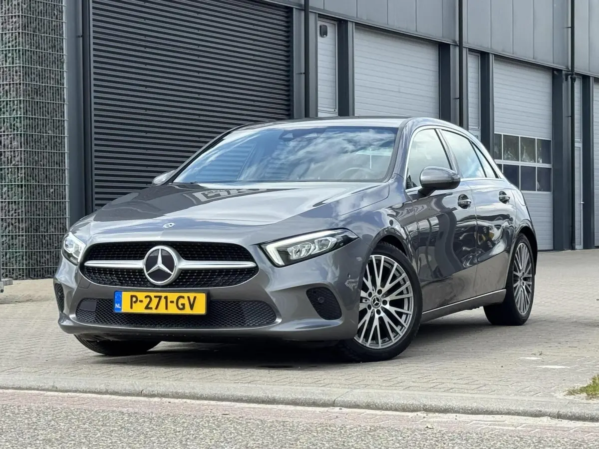180 Premium Plus|Ambient Lights|CarPlay|Widescreen
