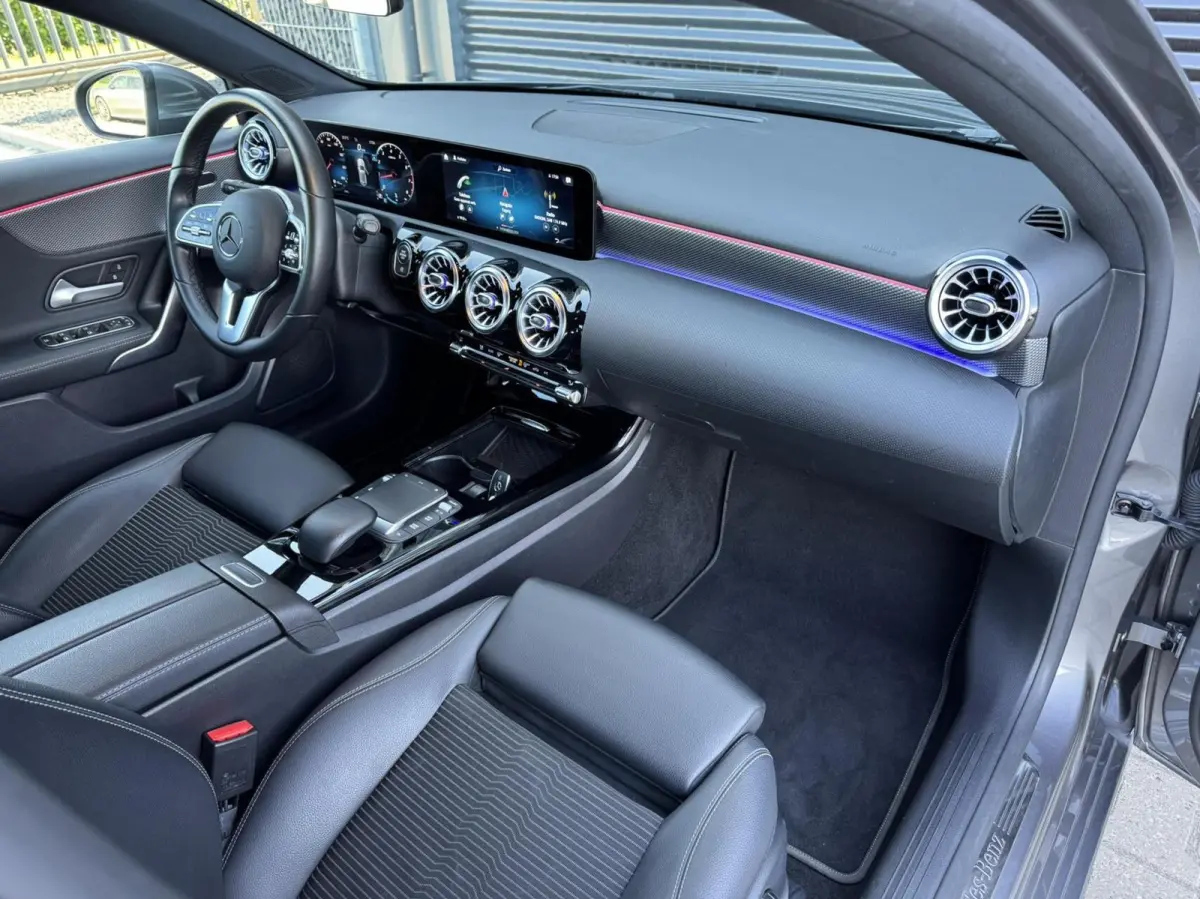 180 Premium Plus|Ambient Lights|CarPlay|Widescreen