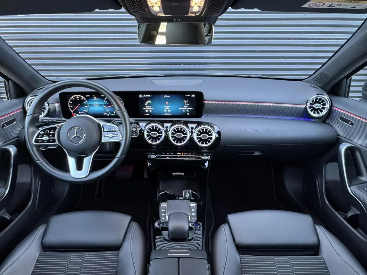 180 Premium Plus|Ambient Lights|CarPlay|Widescreen