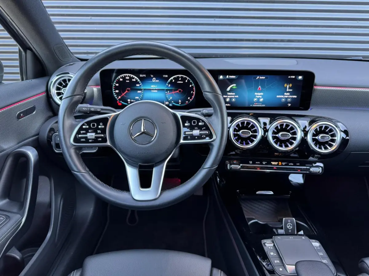 180 Premium Plus|Ambient Lights|CarPlay|Widescreen