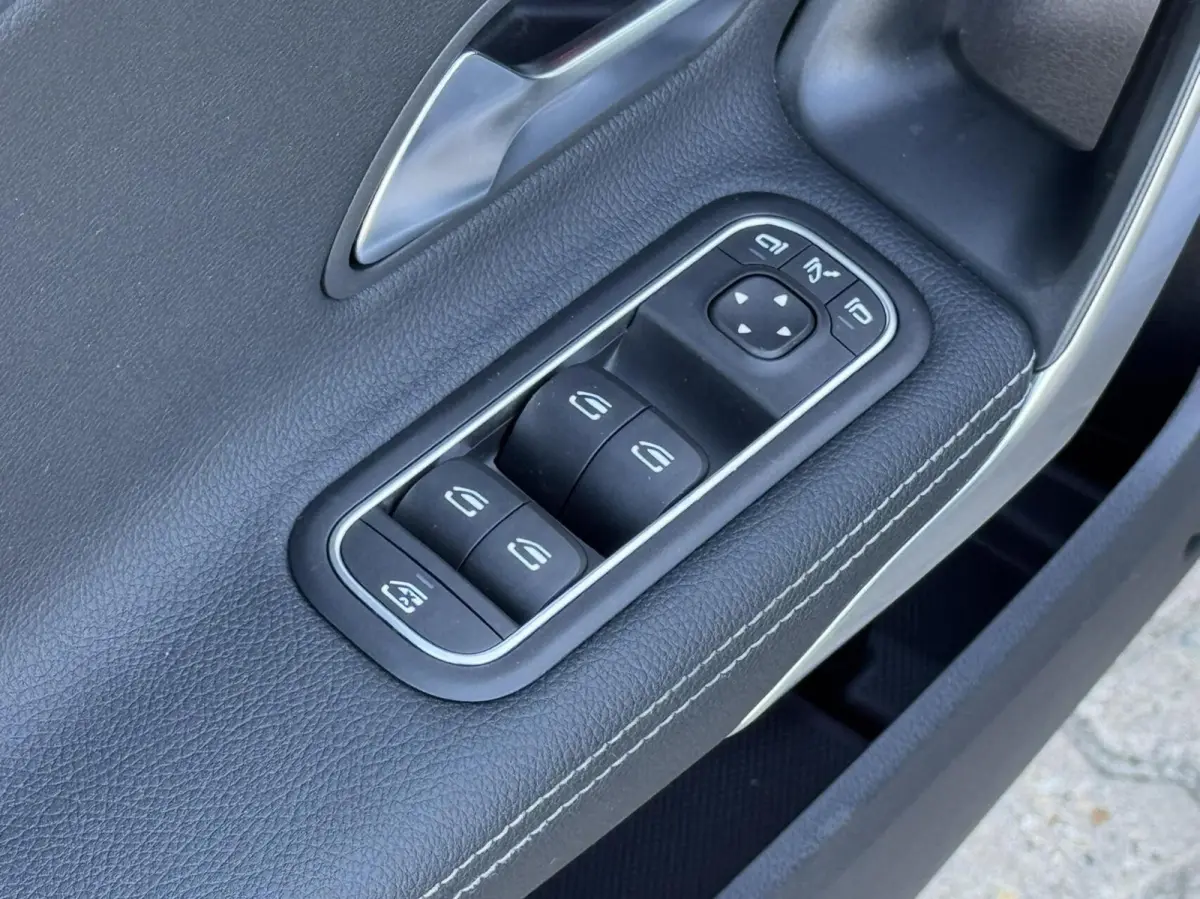 180 Premium Plus|Ambient Lights|CarPlay|Widescreen