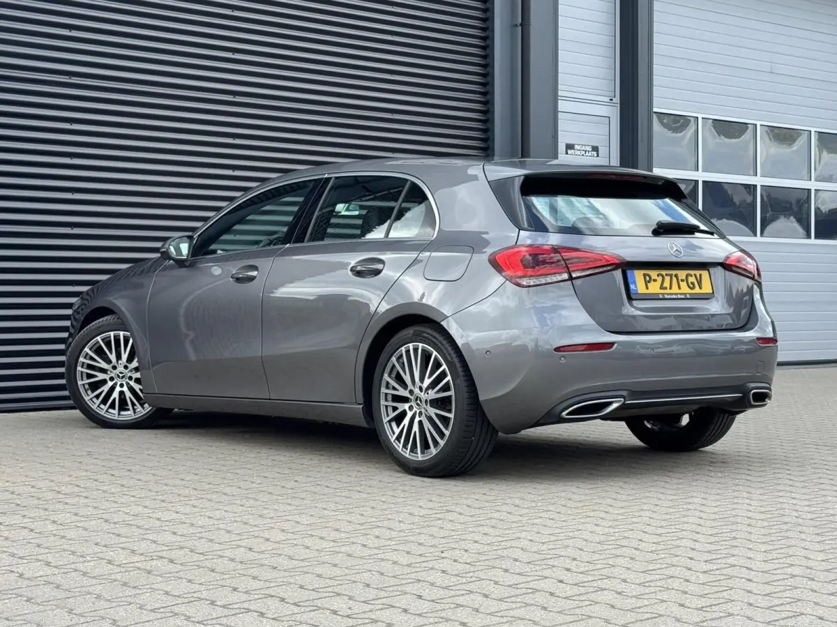 180 Premium Plus|Ambient Lights|CarPlay|Widescreen