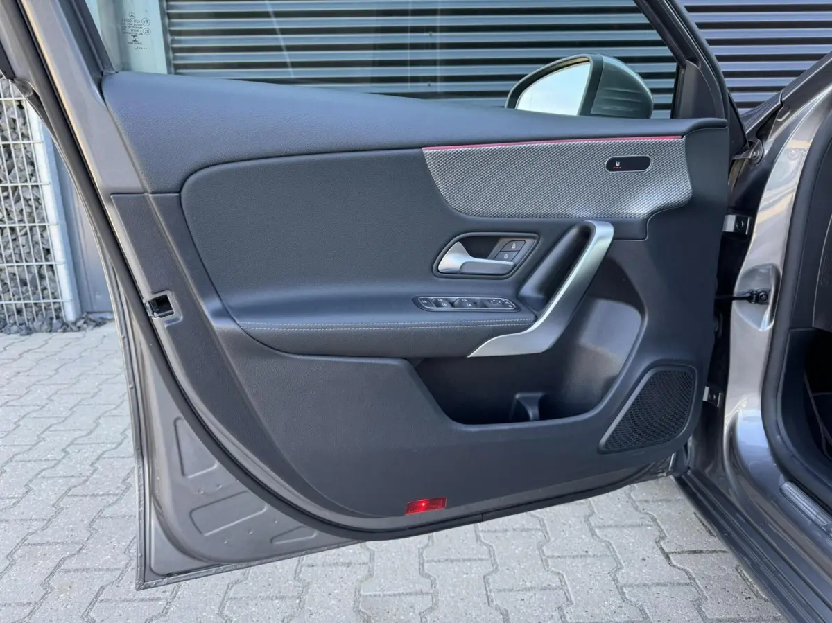 180 Premium Plus|Ambient Lights|CarPlay|Widescreen