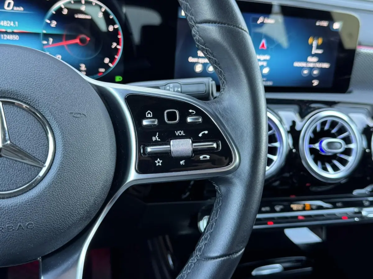 180 Premium Plus|Ambient Lights|CarPlay|Widescreen