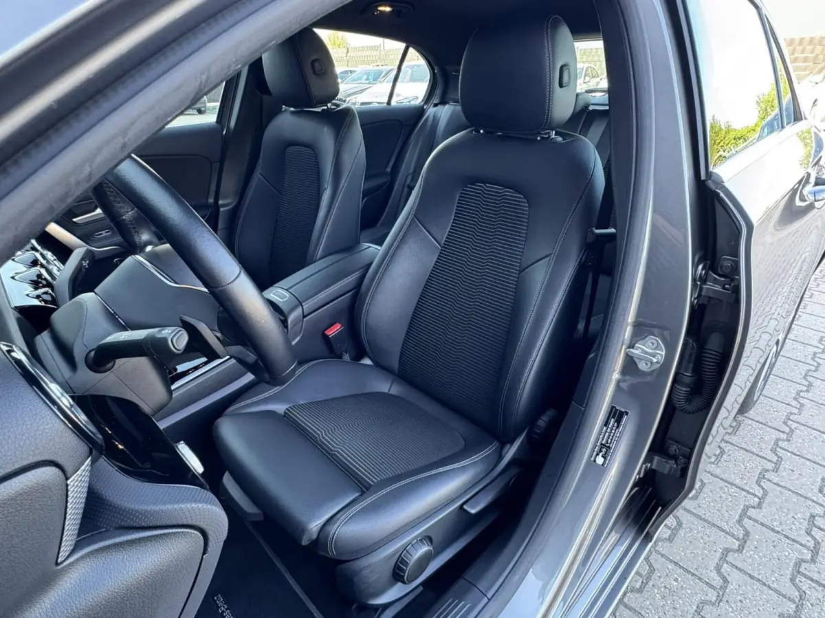 180 Premium Plus|Ambient Lights|CarPlay|Widescreen