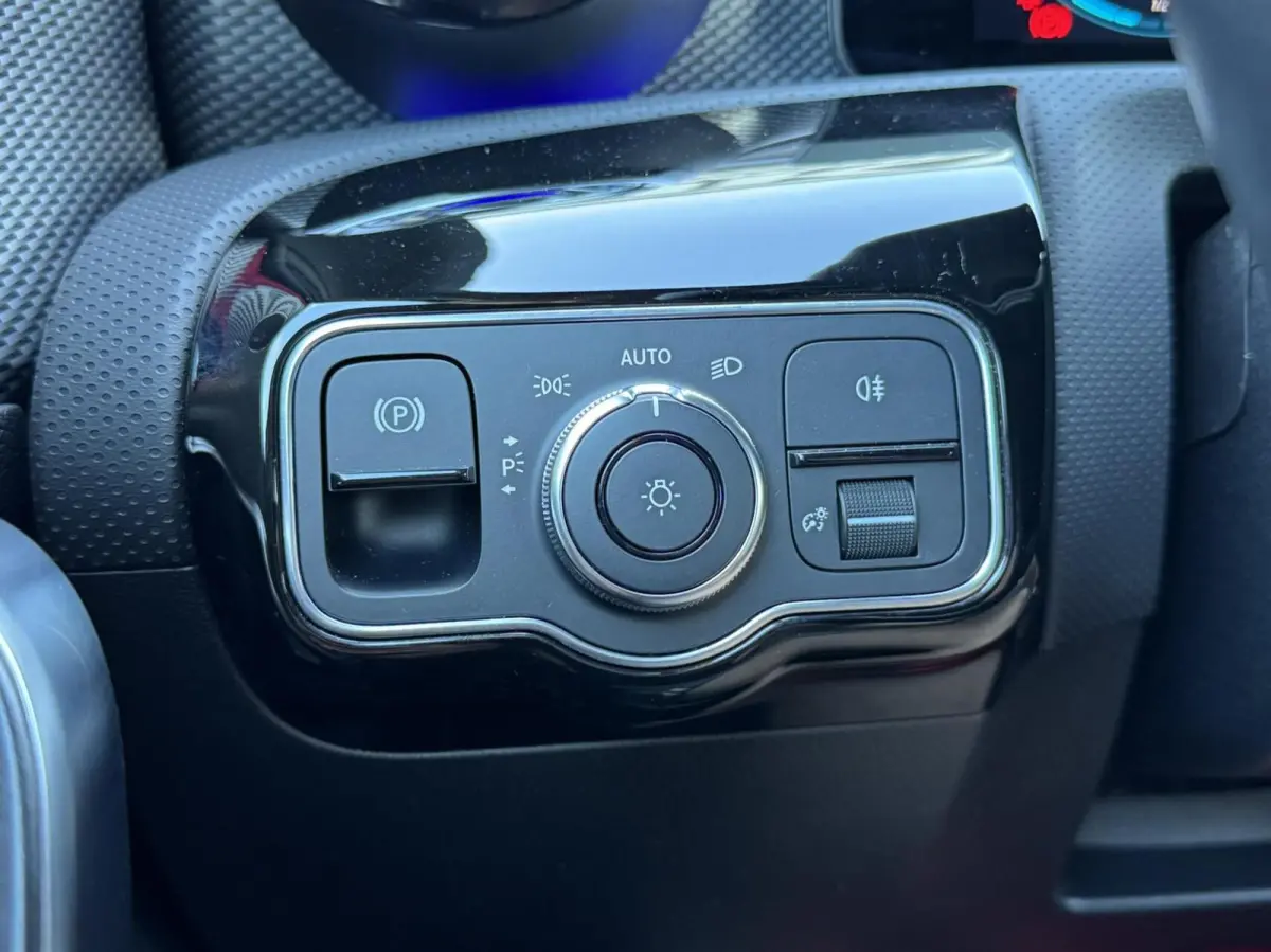 180 Premium Plus|Ambient Lights|CarPlay|Widescreen