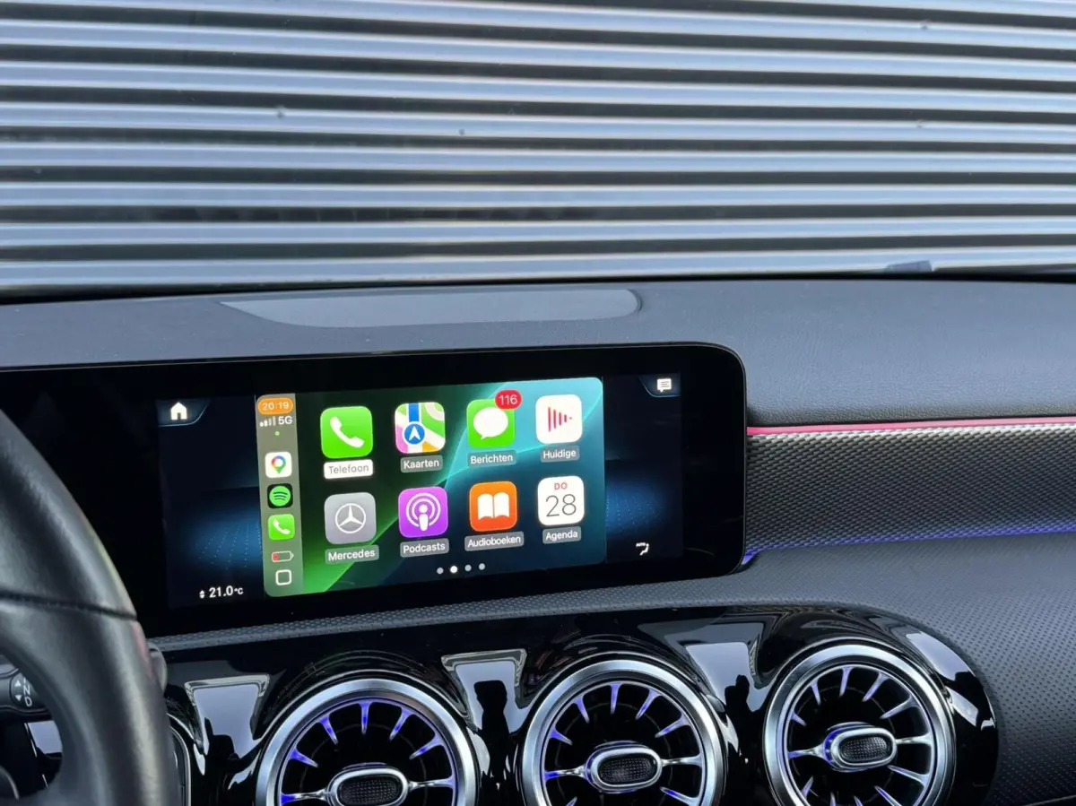 180 Premium Plus|Ambient Lights|CarPlay|Widescreen