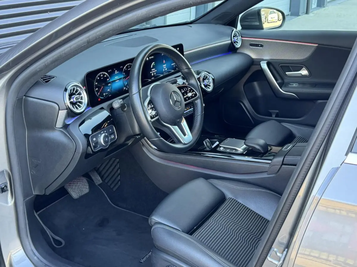 180 Premium Plus|Ambient Lights|CarPlay|Widescreen