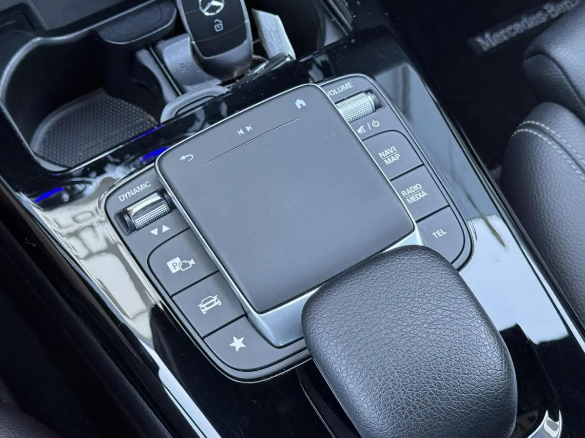 180 Premium Plus|Ambient Lights|CarPlay|Widescreen