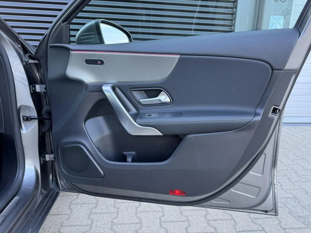180 Premium Plus|Ambient Lights|CarPlay|Widescreen