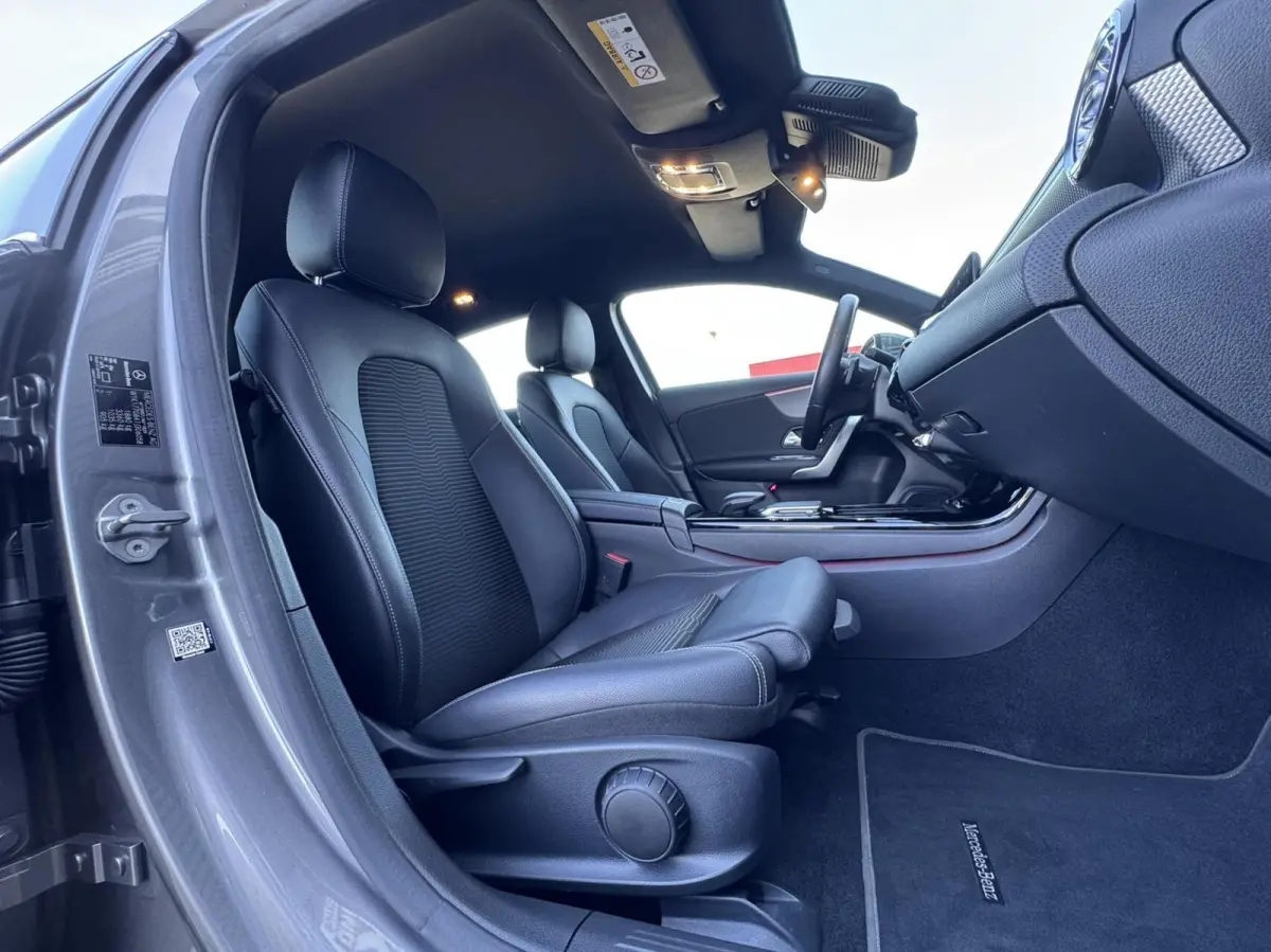 180 Premium Plus|Ambient Lights|CarPlay|Widescreen