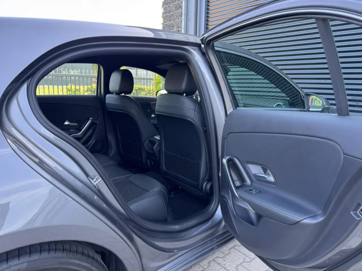 180 Premium Plus|Ambient Lights|CarPlay|Widescreen