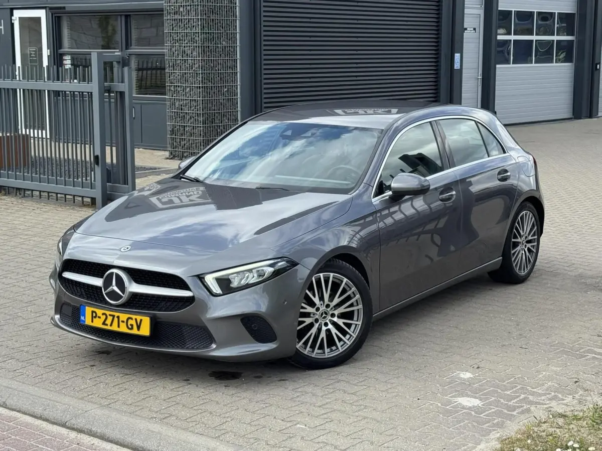 180 Premium Plus|Ambient Lights|CarPlay|Widescreen