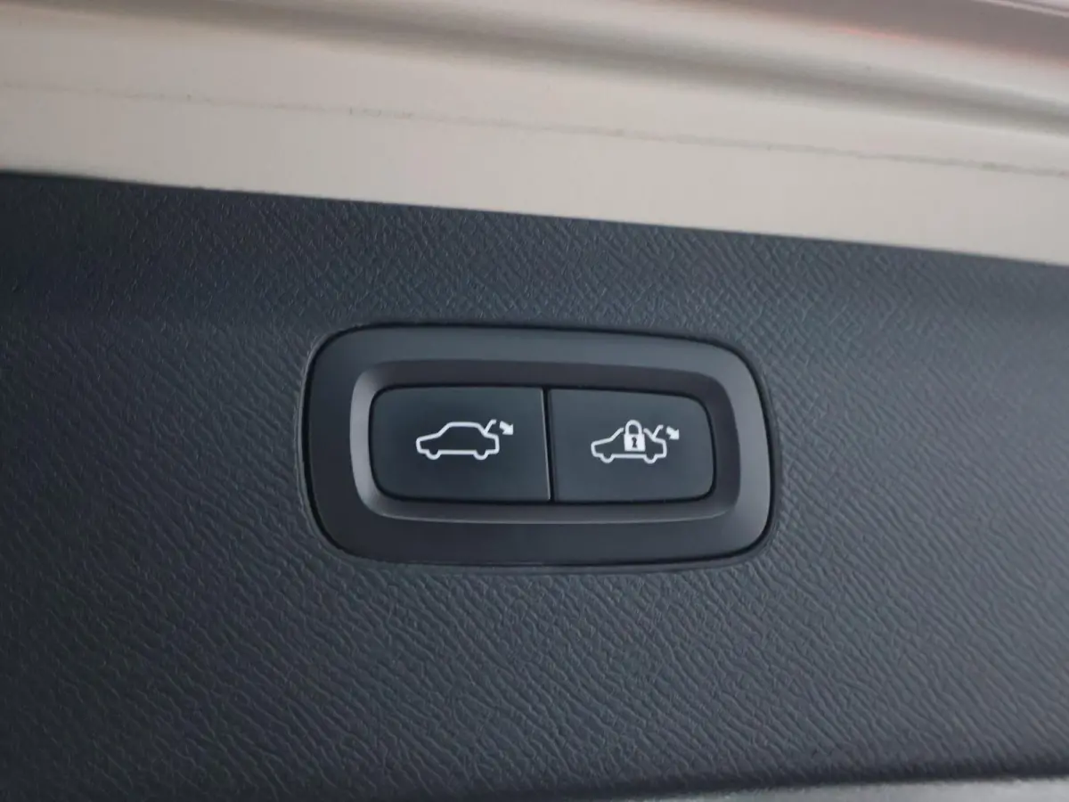 2.0 T8 TWIN ENGINE INSCRIPTION + TREKHAAK | BOWERS & WILKINS | 360 CAMERA | PANORAMA | ADAPTIVE CRUISE