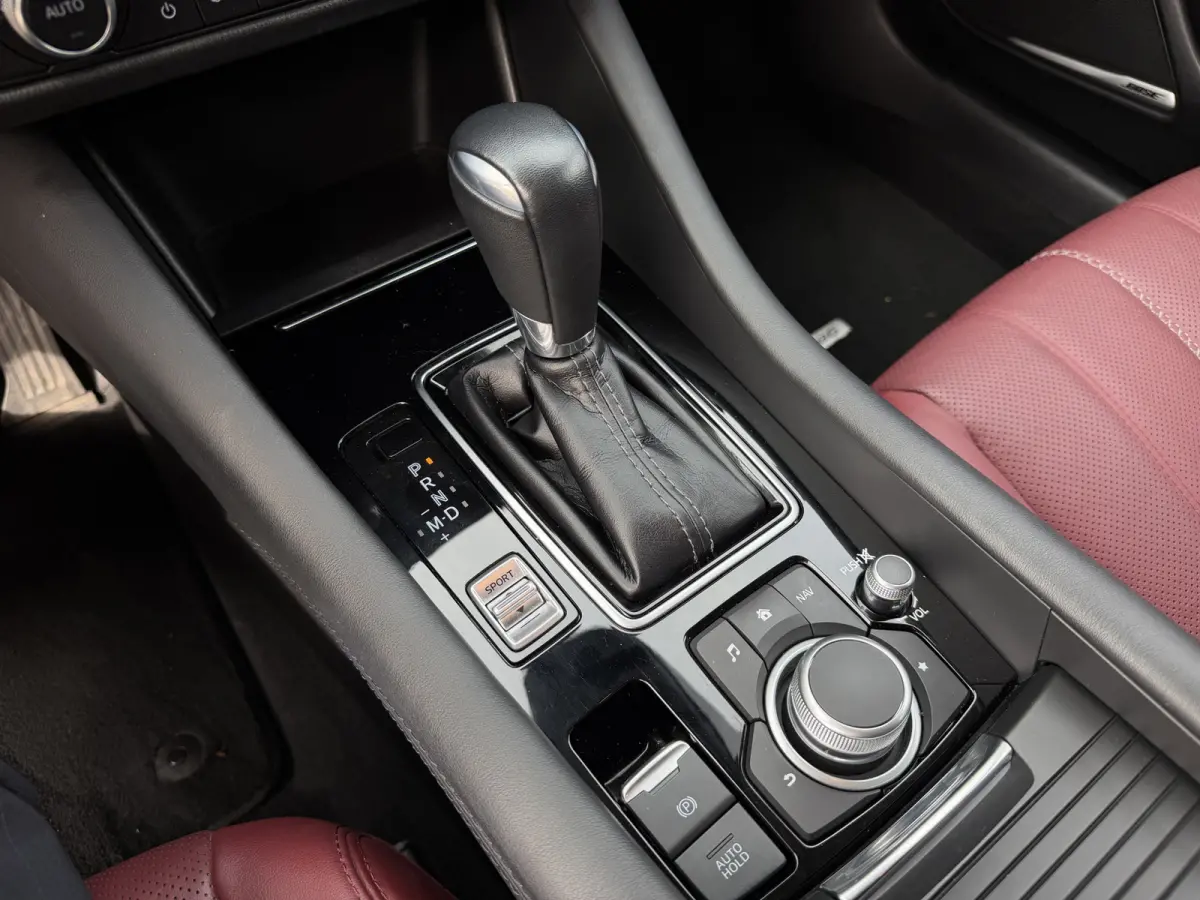 2.0 SkyActiv-G 165 Luxury / Automaat / Camera / Carplay / verw. & gev. v. stoelen / Leder /