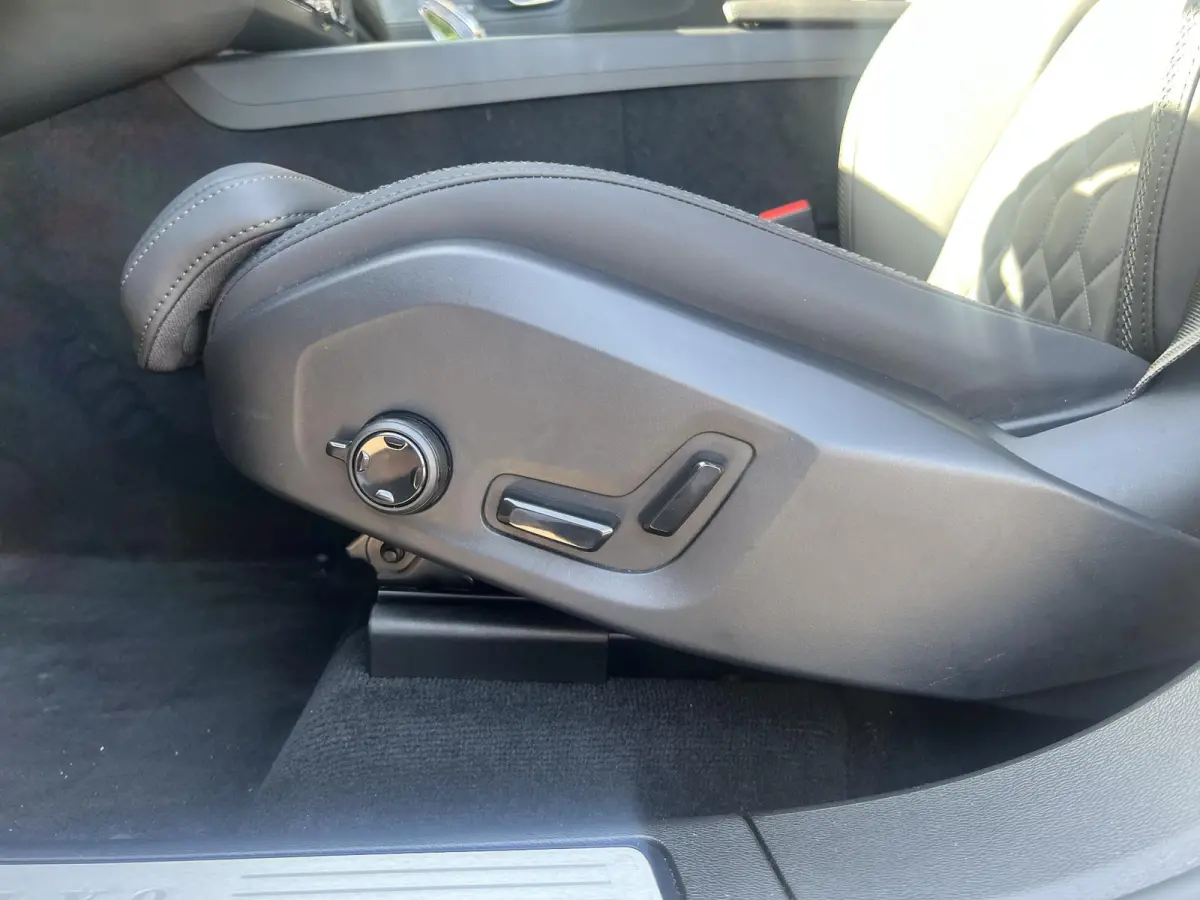 T6 Plug-in hybrid AWD Plus Dark