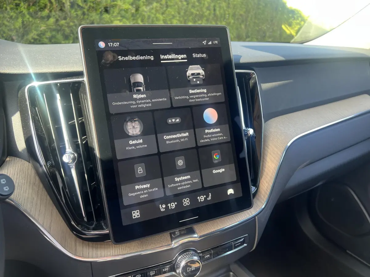 T6 Plug-in hybrid AWD Plus Dark
