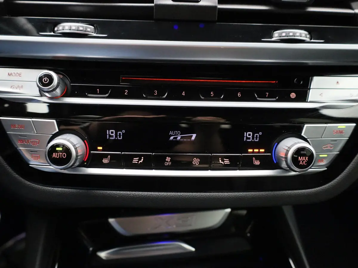 xDrive30i High Executive | Automaat | Apple Carplay / Android Auto | M-Pakket | Panoramadak | Achteruitrijcamera | Parkeersensoren | Sfeerlichting | Stoelverwarming |