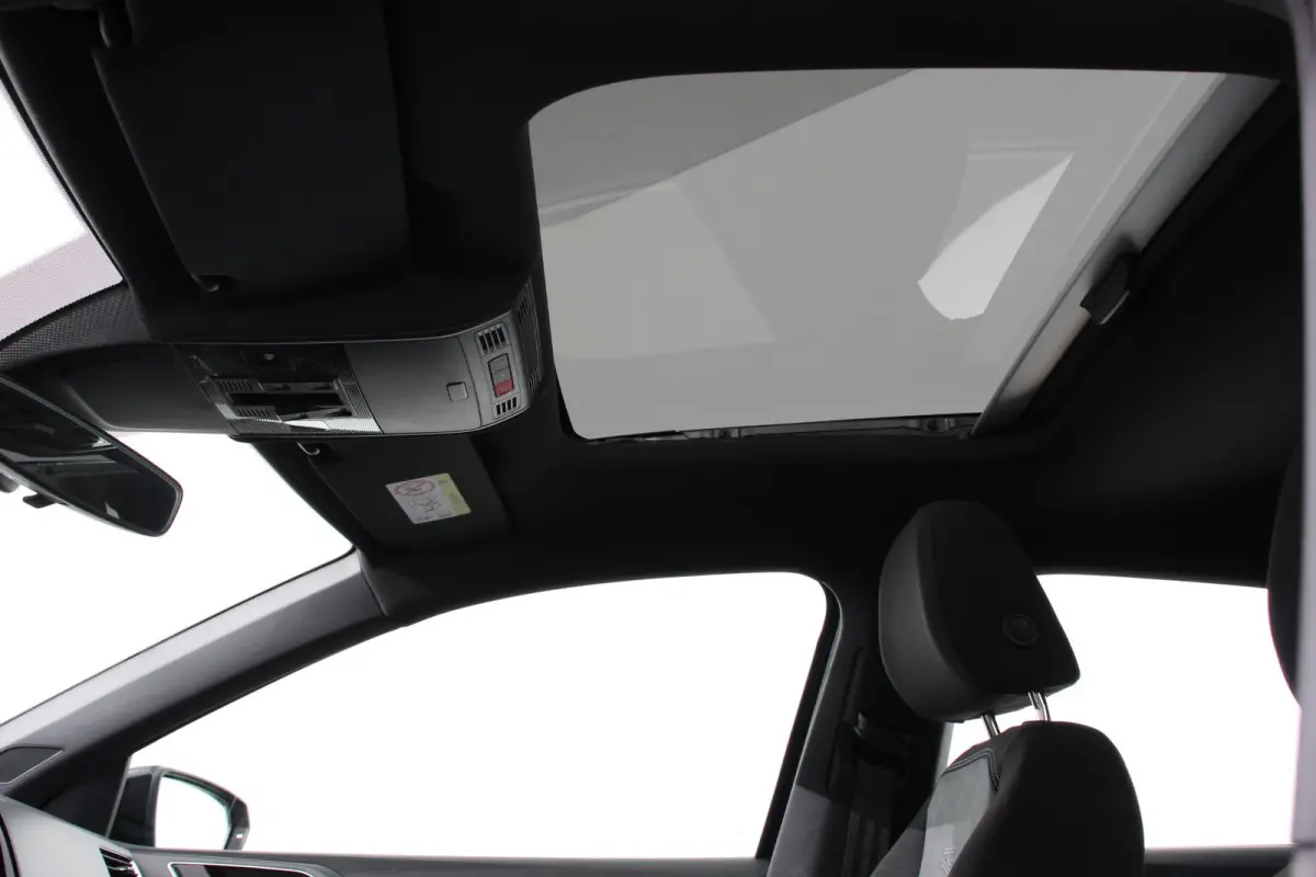 1.0 TSI DSG R-Line DEMO ! Panorama dak Navigatie App Connect/Apple Carplay/Android Auto Climate Control DAB LED Parkeer sensoren Camera Cruise control adaptieve Lichtmetalen velgen