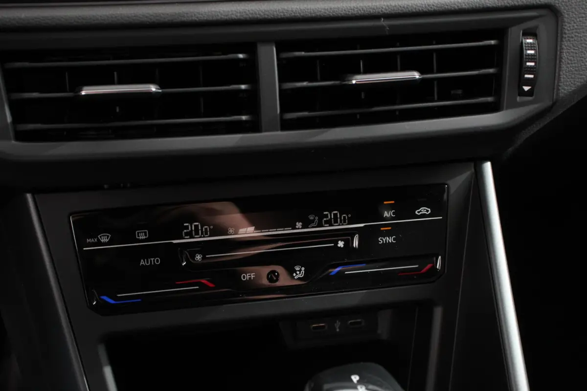 1.0 TSI DSG R-Line DEMO ! Panorama dak Navigatie App Connect/Apple Carplay/Android Auto Climate Control DAB LED Parkeer sensoren Camera Cruise control adaptieve Lichtmetalen velgen