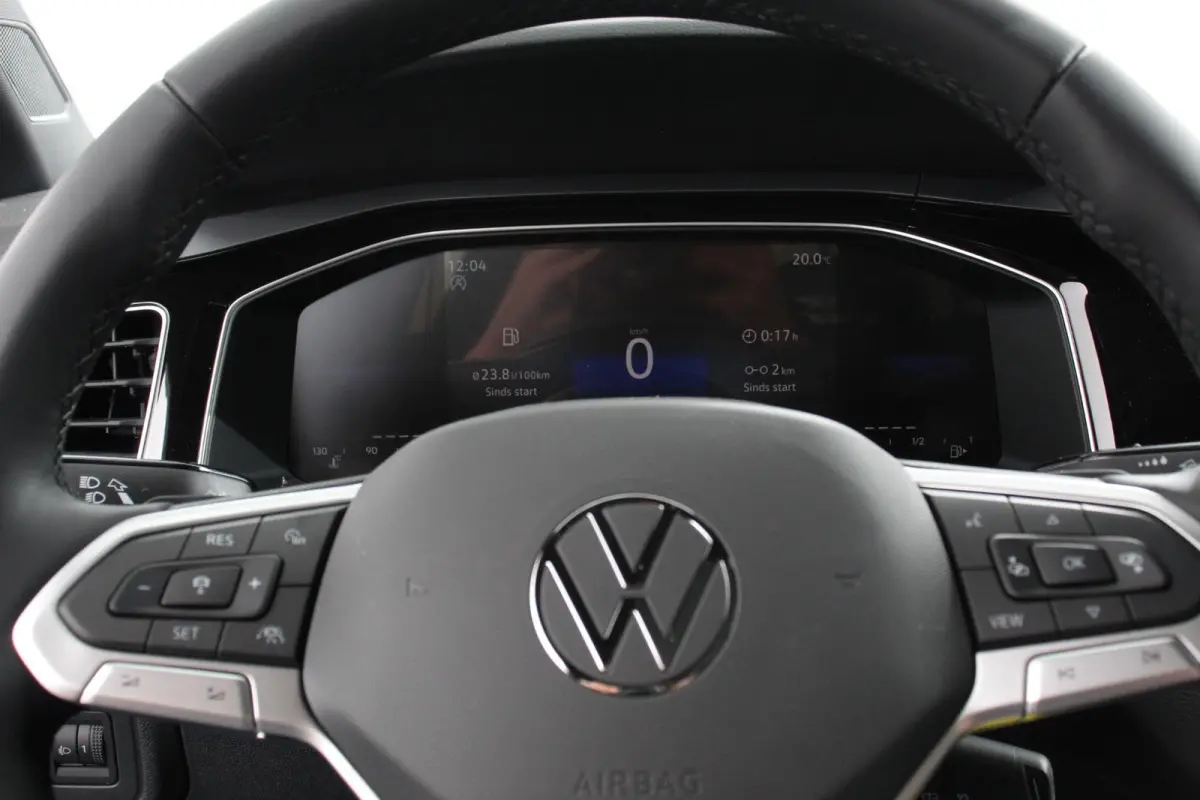 1.0 TSI DSG R-Line DEMO ! Panorama dak Navigatie App Connect/Apple Carplay/Android Auto Climate Control DAB LED Parkeer sensoren Camera Cruise control adaptieve Lichtmetalen velgen