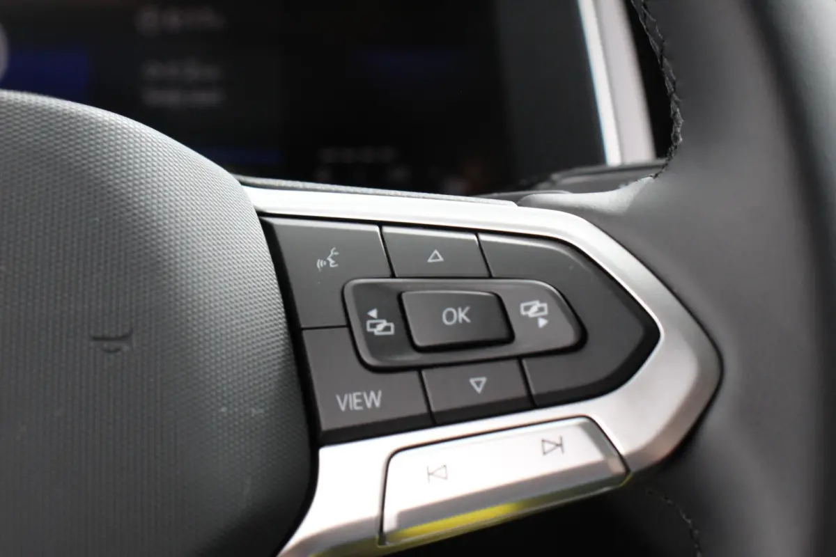 1.0 TSI DSG R-Line DEMO ! Panorama dak Navigatie App Connect/Apple Carplay/Android Auto Climate Control DAB LED Parkeer sensoren Camera Cruise control adaptieve Lichtmetalen velgen