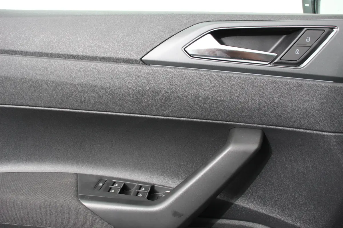 1.0 TSI DSG R-Line DEMO ! Panorama dak Navigatie App Connect/Apple Carplay/Android Auto Climate Control DAB LED Parkeer sensoren Camera Cruise control adaptieve Lichtmetalen velgen