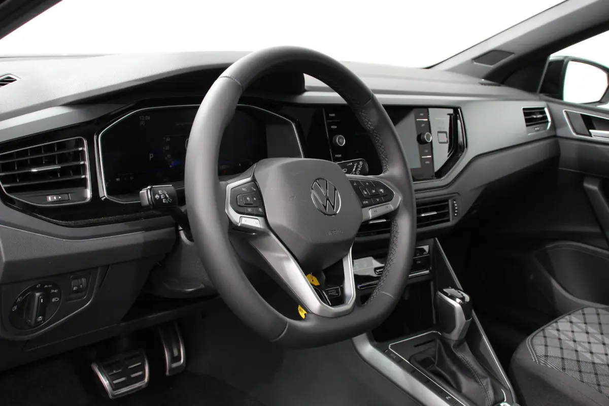 1.0 TSI DSG R-Line DEMO ! Panorama dak Navigatie App Connect/Apple Carplay/Android Auto Climate Control DAB LED Parkeer sensoren Camera Cruise control adaptieve Lichtmetalen velgen
