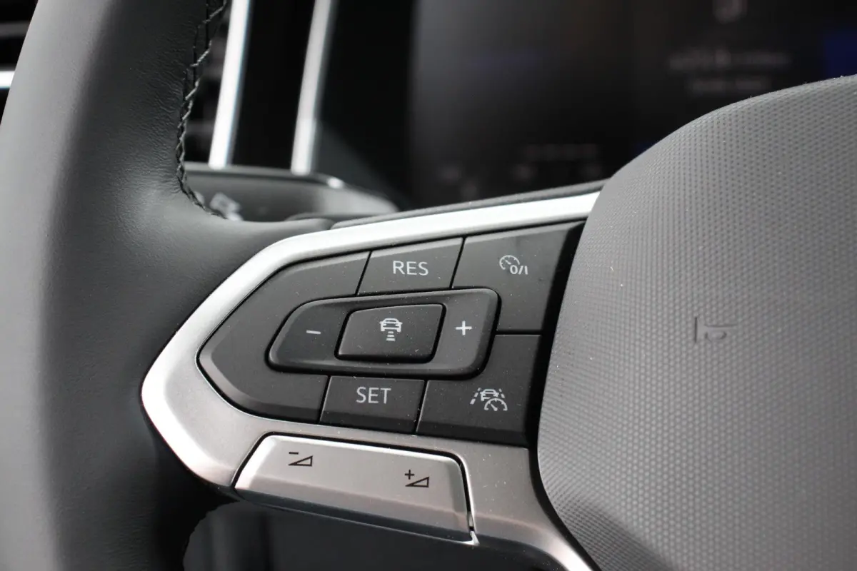 1.0 TSI DSG R-Line DEMO ! Panorama dak Navigatie App Connect/Apple Carplay/Android Auto Climate Control DAB LED Parkeer sensoren Camera Cruise control adaptieve Lichtmetalen velgen