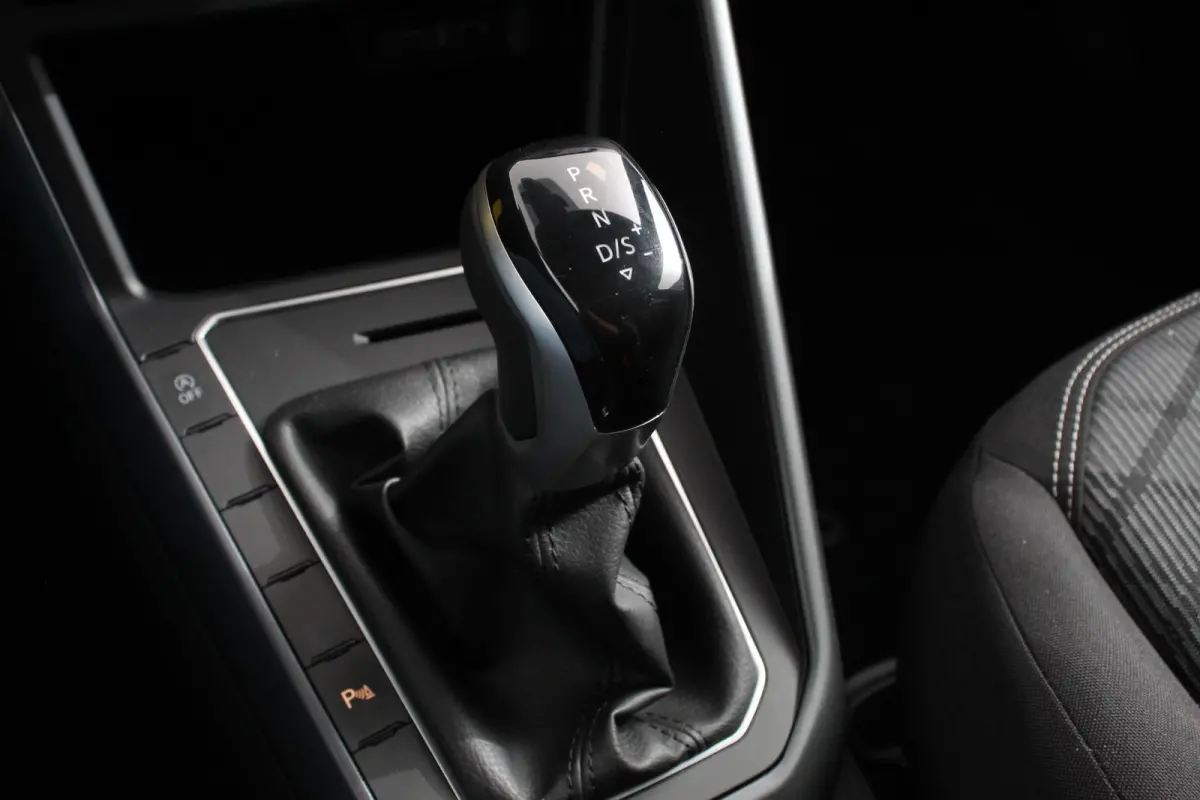 1.0 TSI DSG R-Line DEMO ! Panorama dak Navigatie App Connect/Apple Carplay/Android Auto Climate Control DAB LED Parkeer sensoren Camera Cruise control adaptieve Lichtmetalen velgen