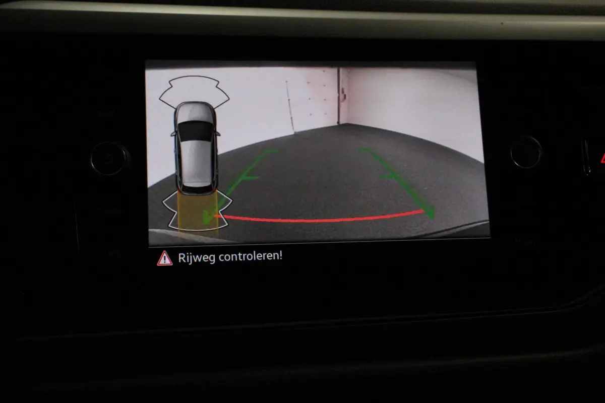 1.0 TSI DSG R-Line DEMO ! Panorama dak Navigatie App Connect/Apple Carplay/Android Auto Climate Control DAB LED Parkeer sensoren Camera Cruise control adaptieve Lichtmetalen velgen