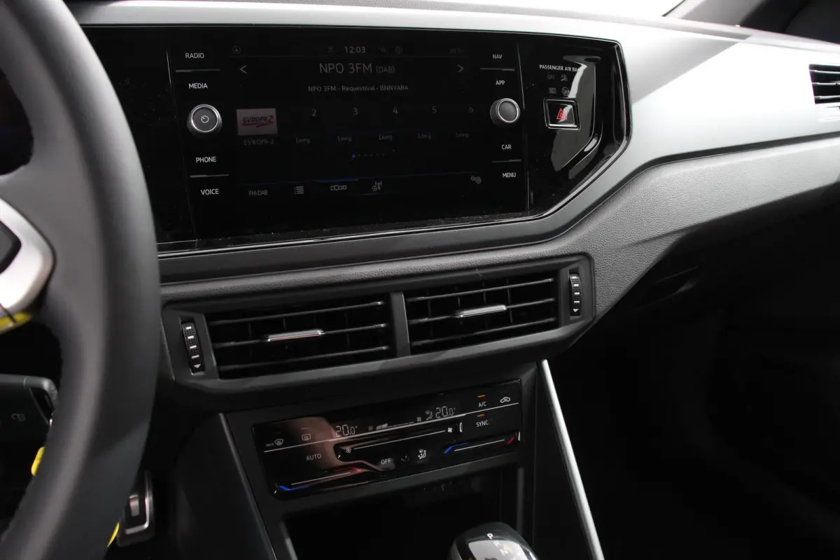 1.0 TSI DSG R-Line DEMO ! Panorama dak Navigatie App Connect/Apple Carplay/Android Auto Climate Control DAB LED Parkeer sensoren Camera Cruise control adaptieve Lichtmetalen velgen