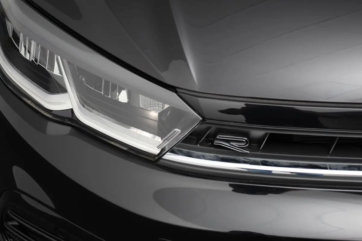 1.0 TSI DSG R-Line DEMO ! Panorama dak Navigatie App Connect/Apple Carplay/Android Auto Climate Control DAB LED Parkeer sensoren Camera Cruise control adaptieve Lichtmetalen velgen