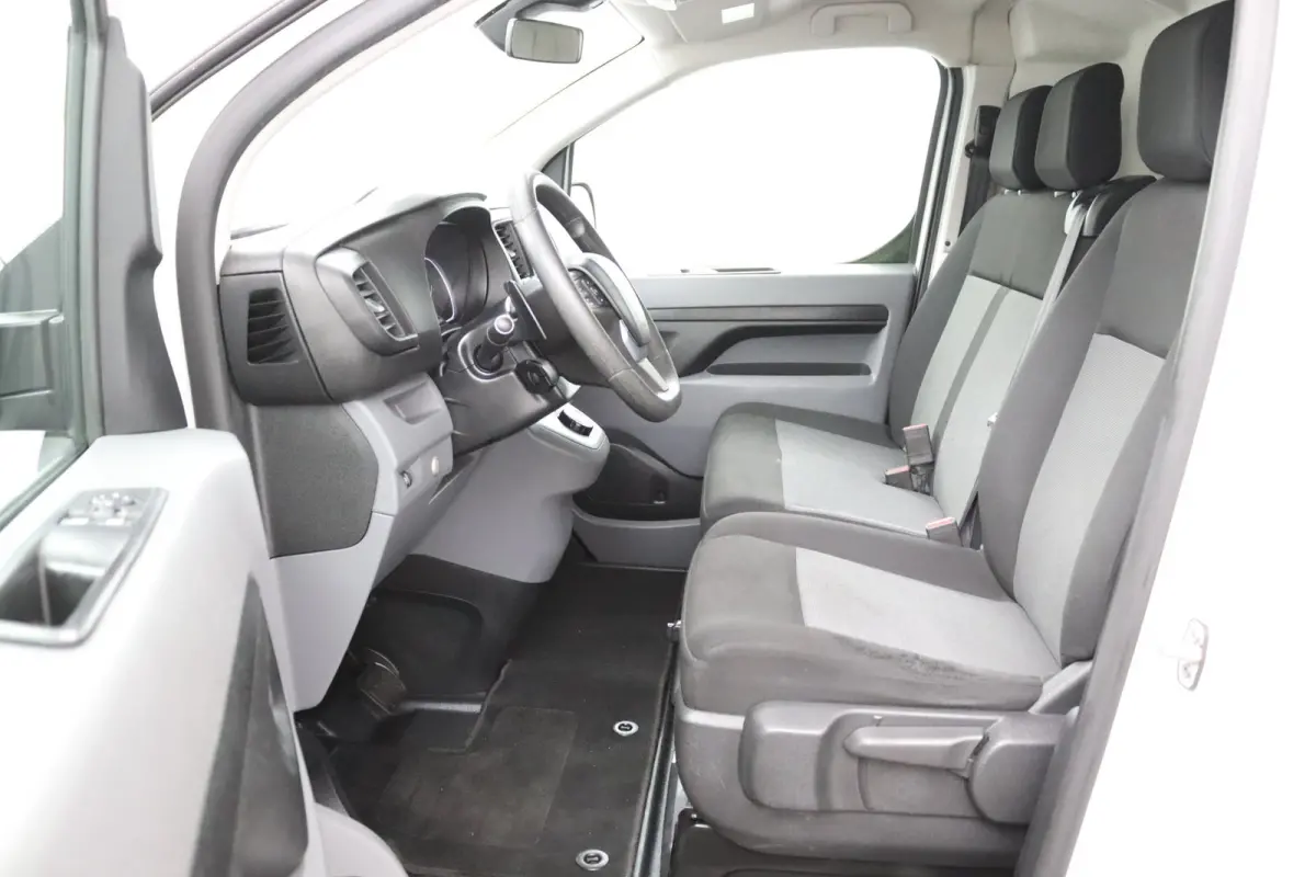 226S 1.6 BlueHDI 95 Premium | Automaat | Navigatie | Laadruimte Pakket | Parkeersensoren | Cruise Control | Bijrijders Bank