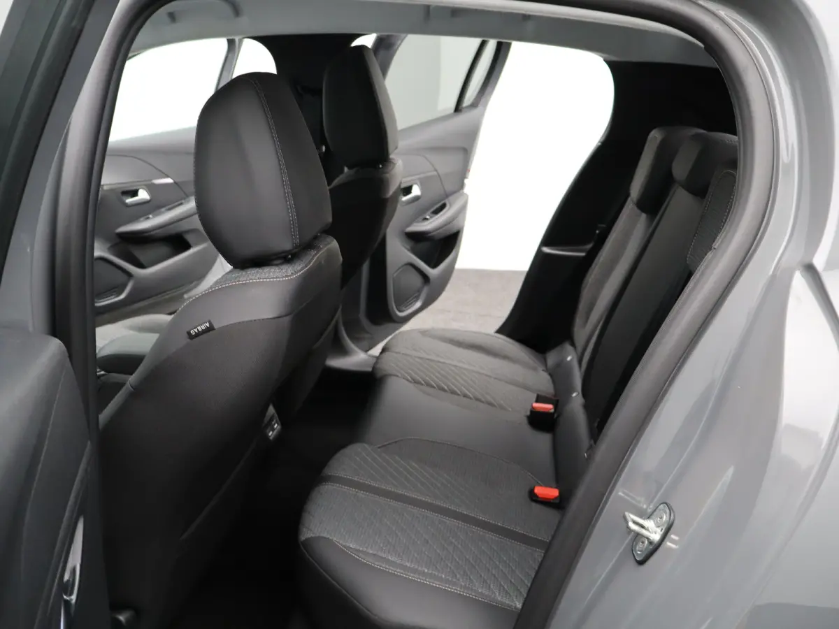 1.2 PureTech 100 Allure Cruise Control | Parkeersensoren Voor en Achter | Climate Control | Apple Carplay/Android Auto | Navigatie | 16" Lichtmetalen Velgen