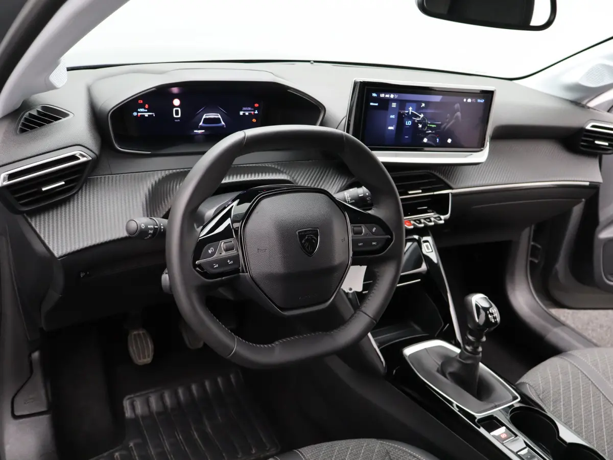 1.2 PureTech 100 Allure Cruise Control | Parkeersensoren Voor en Achter | Climate Control | Apple Carplay/Android Auto | Navigatie | 16" Lichtmetalen Velgen