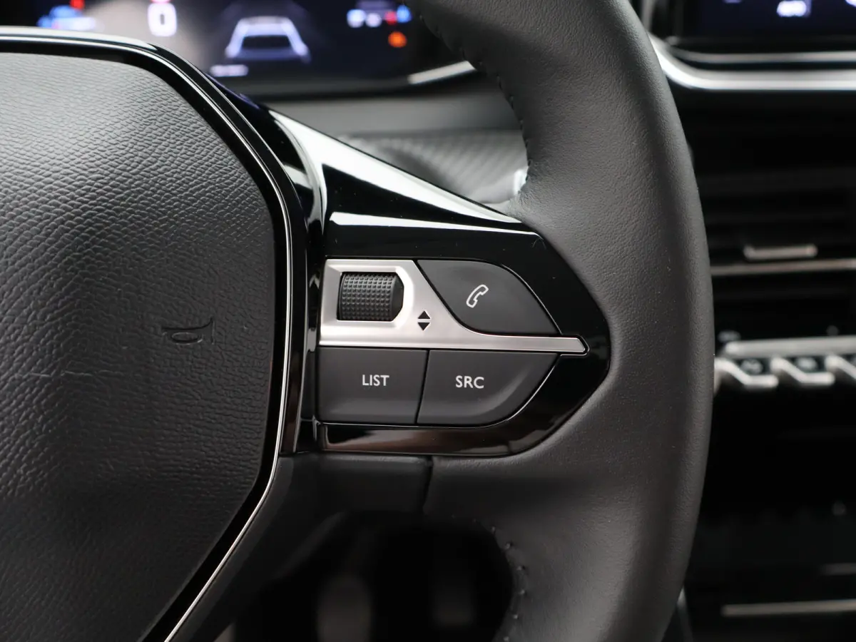 1.2 PureTech 100 Allure Cruise Control | Parkeersensoren Voor en Achter | Climate Control | Apple Carplay/Android Auto | Navigatie | 16" Lichtmetalen Velgen