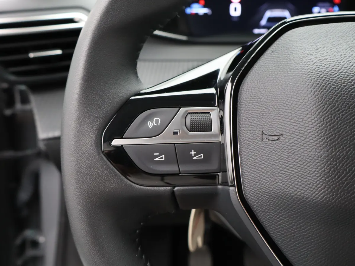 1.2 PureTech 100 Allure Cruise Control | Parkeersensoren Voor en Achter | Climate Control | Apple Carplay/Android Auto | Navigatie | 16" Lichtmetalen Velgen